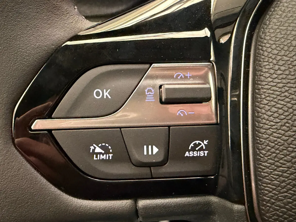 Allure EV 54 kWh Adaptieve Cruise | Camera | Leder/Stof | 17LMV | Navigatie | Stoelverwarming | | 11 kW lader | Achteruitrijcamera | Bluetooth telefoonvoorbereiding