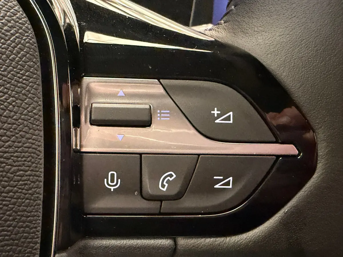 Allure EV 54 kWh Adaptieve Cruise | Camera | Leder/Stof | 17LMV | Navigatie | Stoelverwarming | | 11 kW lader | Achteruitrijcamera | Bluetooth telefoonvoorbereiding