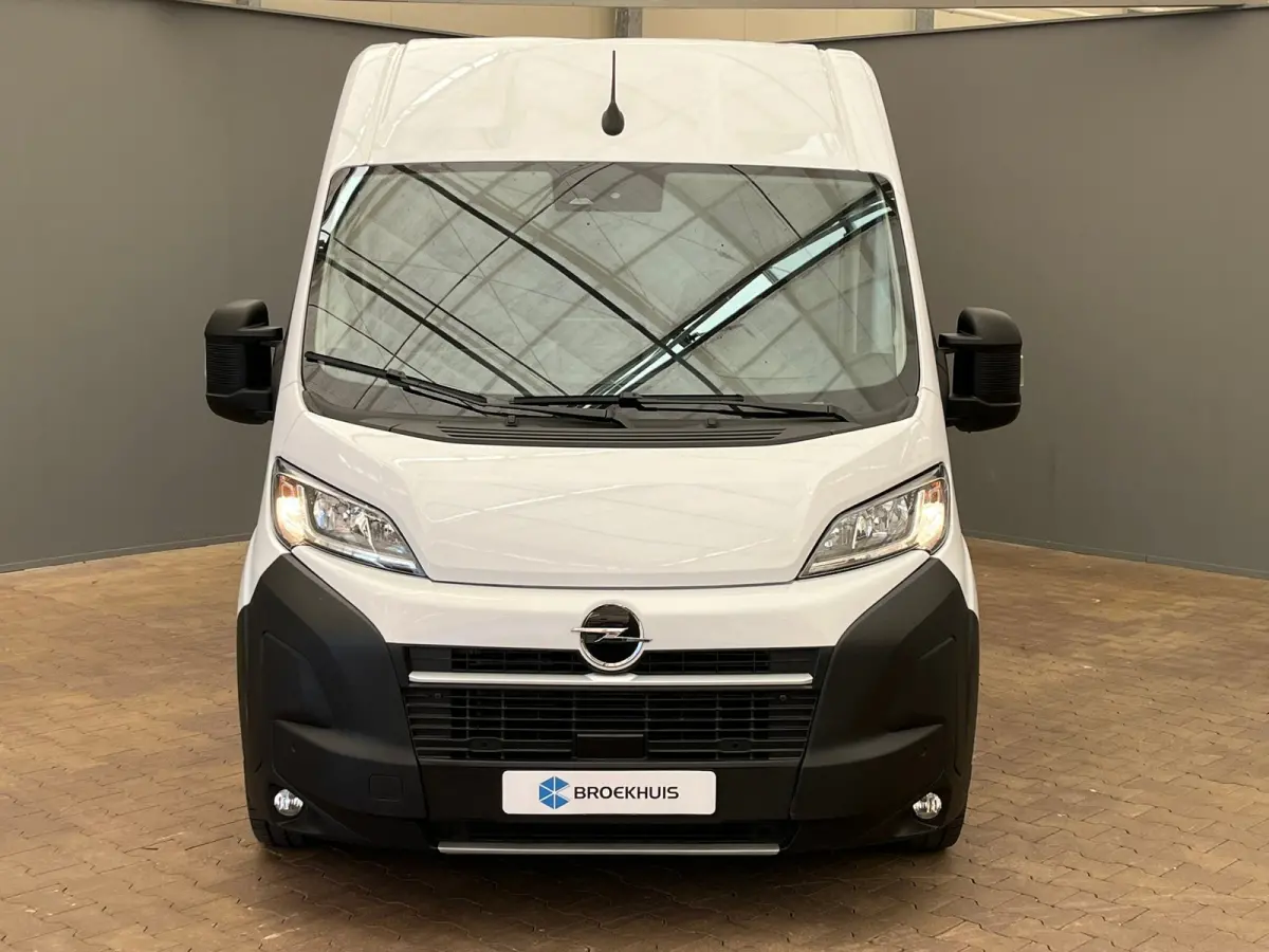 2.2D 140 S&S L3H2 3.5t Camera | Ingerichte Laadruimte | Cruise | Airco | 3 Zits! | DAB | Dodehoek Detectie | Achteruitrijcamera | Airco | Buitenspiegels verwarmbaar