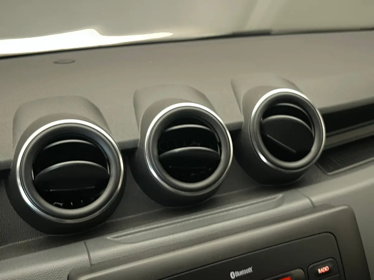 1.0 TCe Essential Airco | | Bluetooth | Centrale Vergrendeling | Elek. Ramen | | Airco | Centrale deurvergrendeling met afstandsbediening | DAB ontvanger