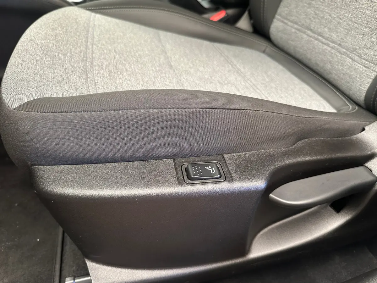 1.0 Cross Camera | Keyless | Navigatie | 17" Lichtmetaal | Climate | Adpatieve Cruise | Carplay | Achteruitrijcamera | Airco (automatisch) | Armsteun voor