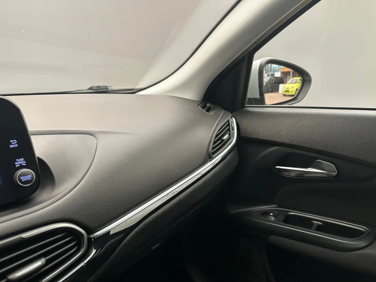 1.0 Cross Camera | Keyless | Navigatie | 17" Lichtmetaal | Climate | Adpatieve Cruise | Carplay | Achteruitrijcamera | Airco (automatisch) | Armsteun voor