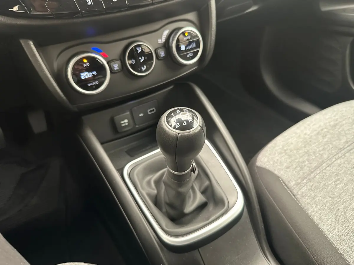 1.0 Cross Camera | Keyless | Navigatie | 17" Lichtmetaal | Climate | Adpatieve Cruise | Carplay | Achteruitrijcamera | Airco (automatisch) | Armsteun voor