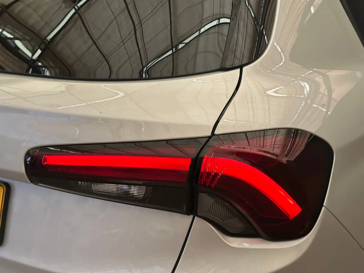 1.0 Cross Camera | Keyless | Navigatie | 17" Lichtmetaal | Climate | Adpatieve Cruise | Carplay | Achteruitrijcamera | Airco (automatisch) | Armsteun voor