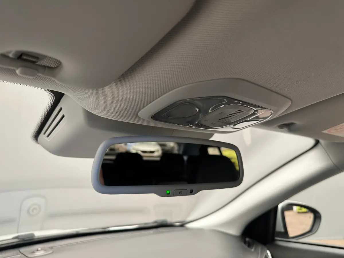 1.0 Cross Camera | Keyless | Navigatie | 17" Lichtmetaal | Climate | Adpatieve Cruise | Carplay | Achteruitrijcamera | Airco (automatisch) | Armsteun voor