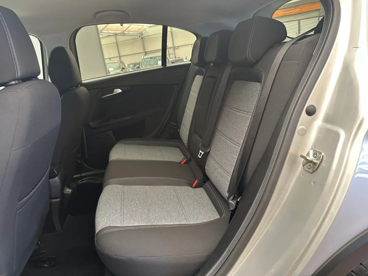 1.0 Cross Camera | Keyless | Navigatie | 17" Lichtmetaal | Climate | Adpatieve Cruise | Carplay | Achteruitrijcamera | Airco (automatisch) | Armsteun voor