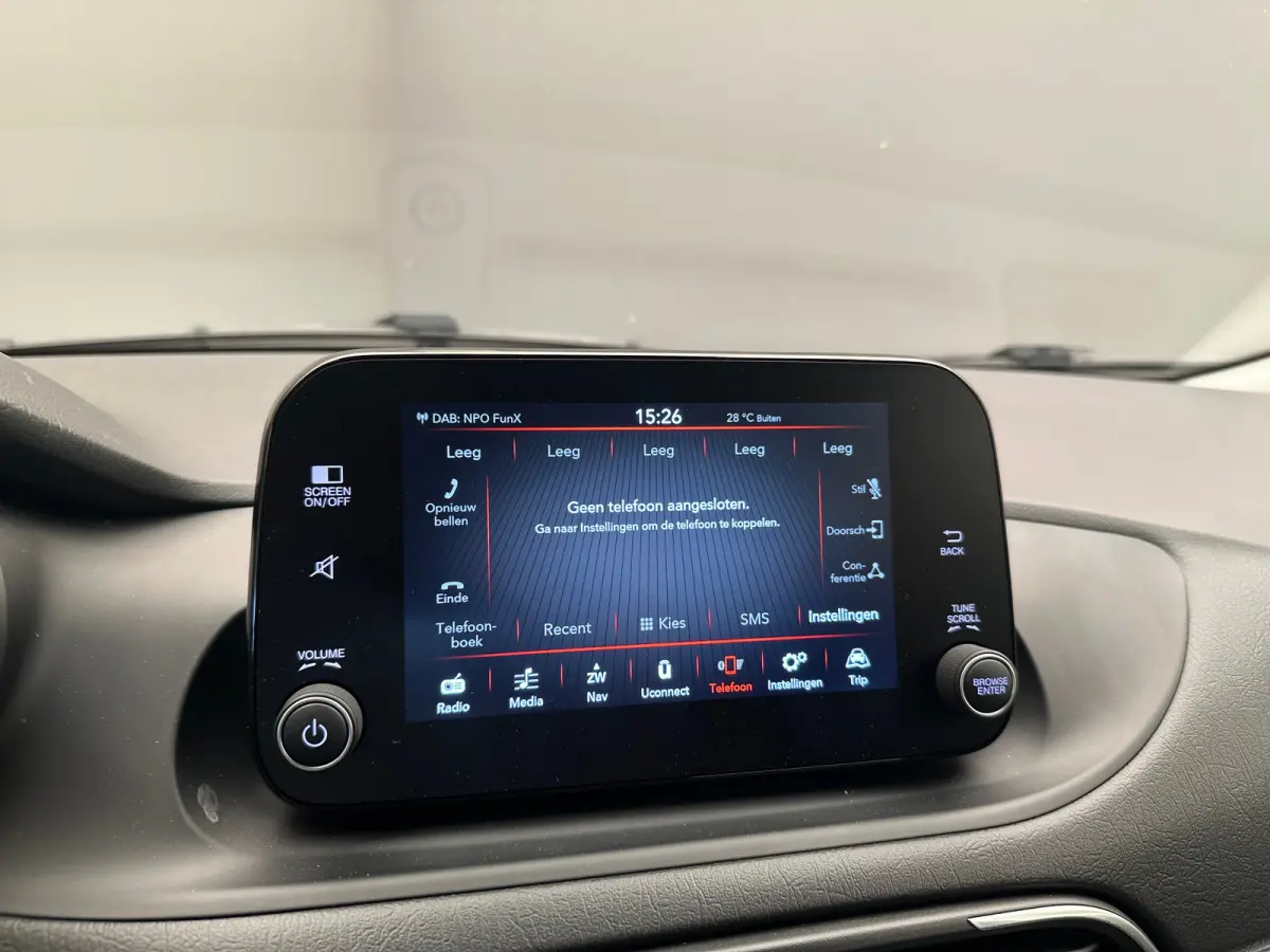 1.0 Cross Camera | Keyless | Navigatie | 17" Lichtmetaal | Climate | Adpatieve Cruise | Carplay | Achteruitrijcamera | Airco (automatisch) | Armsteun voor