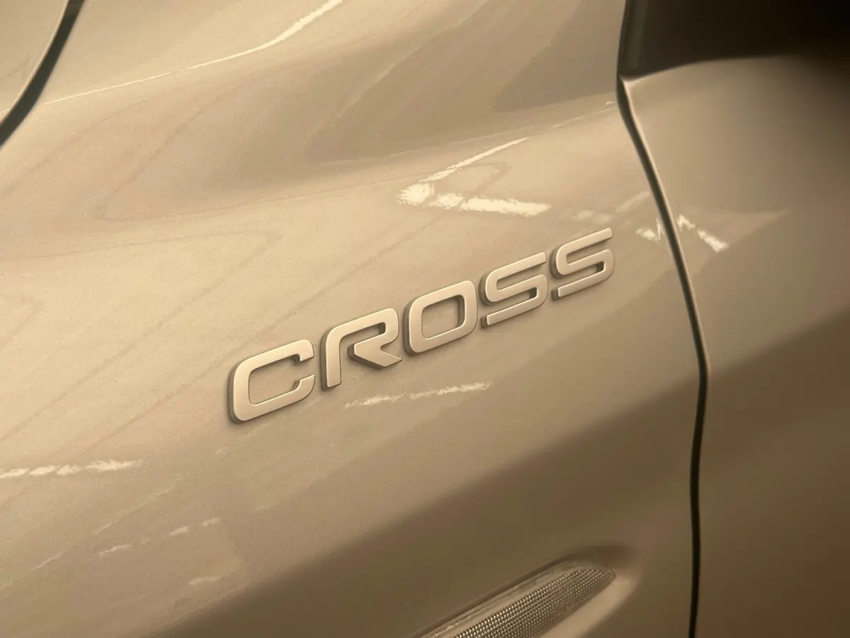 1.0 Cross Camera | Keyless | Navigatie | 17" Lichtmetaal | Climate | Adpatieve Cruise | Carplay | Achteruitrijcamera | Airco (automatisch) | Armsteun voor