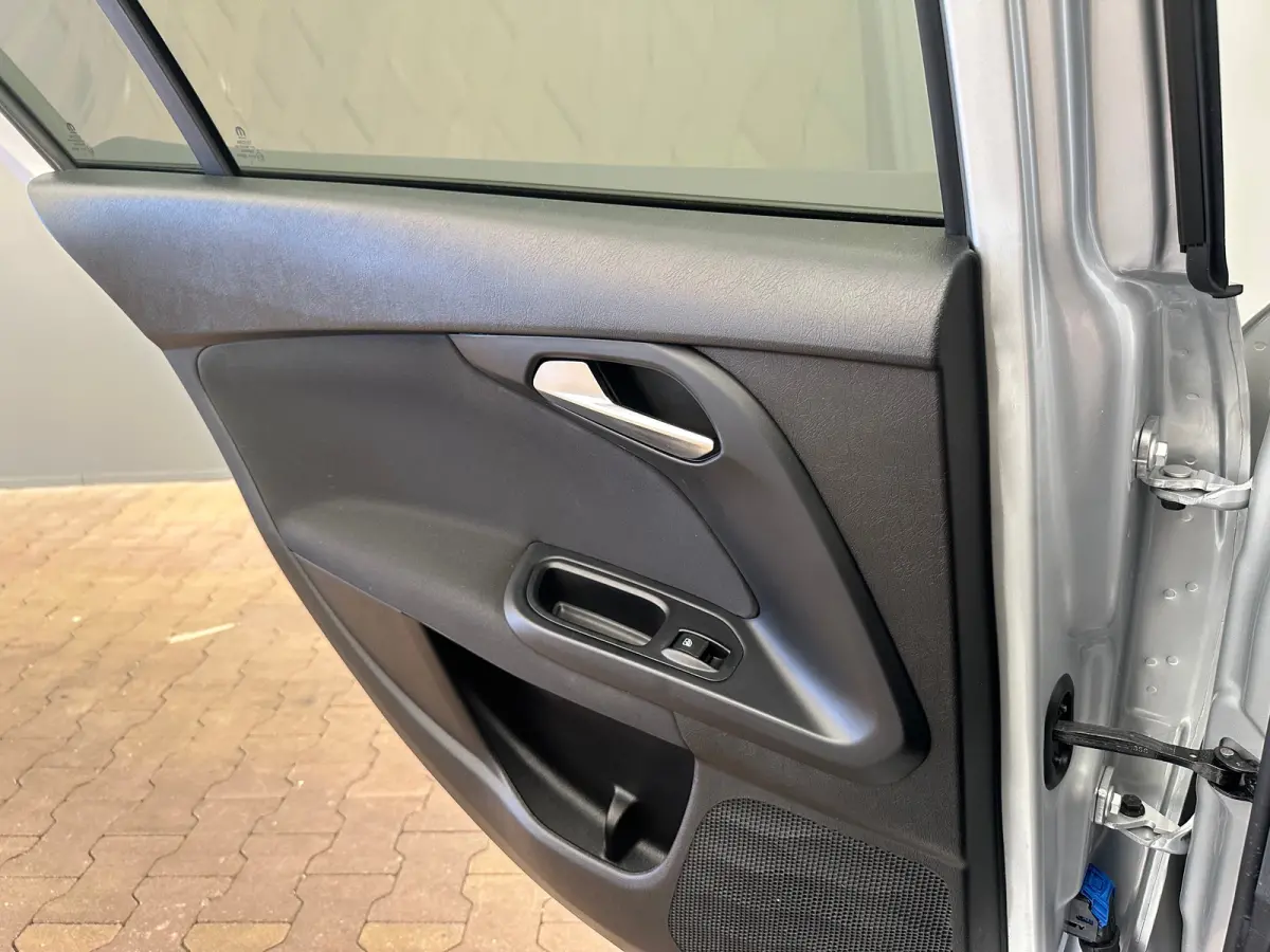 1.0 Cross Camera | Keyless | Navigatie | 17" Lichtmetaal | Climate | Adpatieve Cruise | Carplay | Achteruitrijcamera | Airco (automatisch) | Armsteun voor