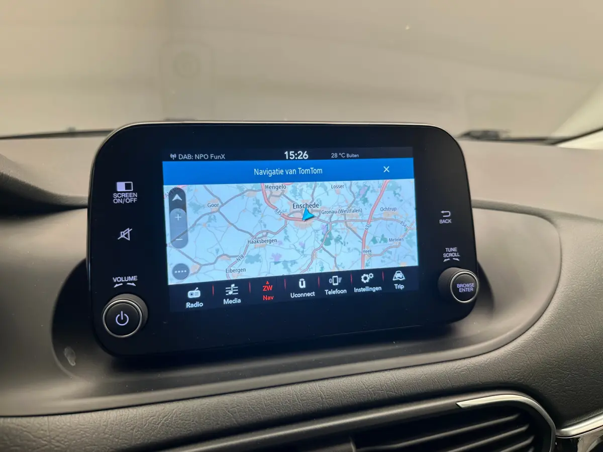 1.0 Cross Camera | Keyless | Navigatie | 17" Lichtmetaal | Climate | Adpatieve Cruise | Carplay | Achteruitrijcamera | Airco (automatisch) | Armsteun voor