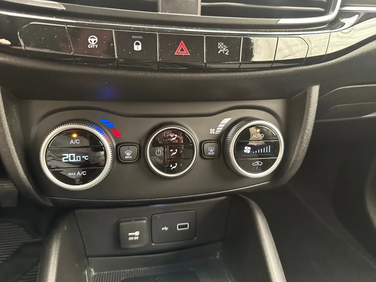 1.0 Cross Camera | Keyless | Navigatie | 17" Lichtmetaal | Climate | Adpatieve Cruise | Carplay | Achteruitrijcamera | Airco (automatisch) | Armsteun voor