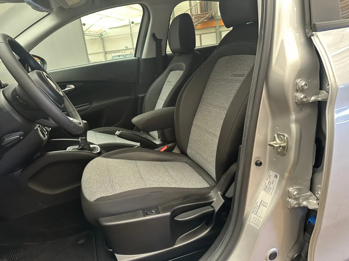 1.0 Cross Camera | Keyless | Navigatie | 17" Lichtmetaal | Climate | Adpatieve Cruise | Carplay | Achteruitrijcamera | Airco (automatisch) | Armsteun voor