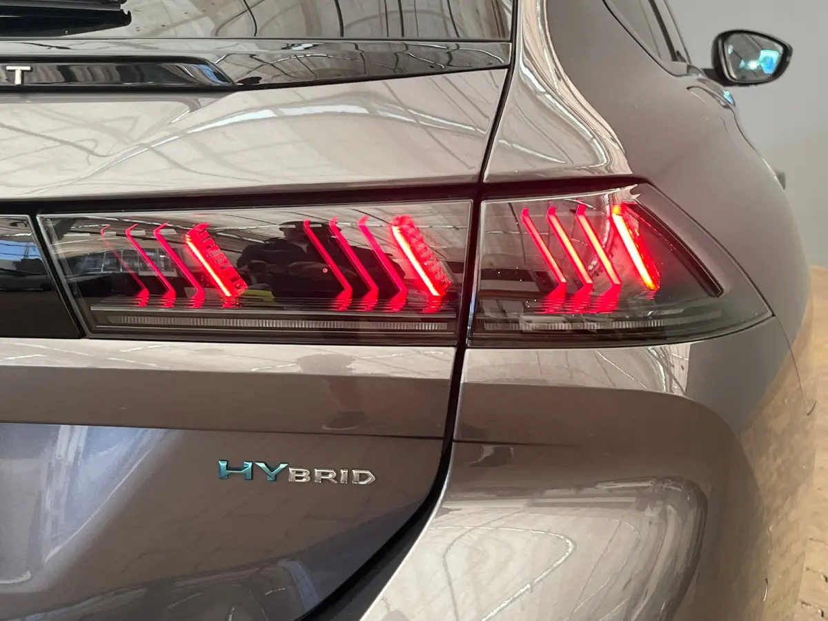 1.6 HYbrid 225 GT Focal | Elek. Achterklep | AGR-Stoelen | Stoelverwarming | LED | Parkeersensoren | Digitaal Dashboard | Achteruitrijcamera | Audio installatie premium | Comfortstoel(en)