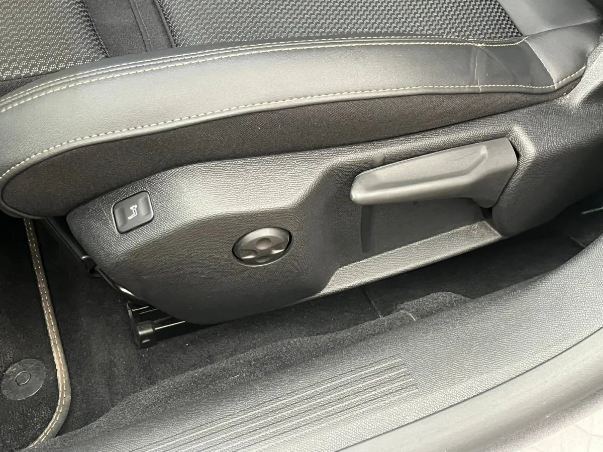 1.6 HYbrid 225 GT Focal | Elek. Achterklep | AGR-Stoelen | Stoelverwarming | LED | Parkeersensoren | Digitaal Dashboard | Achteruitrijcamera | Audio installatie premium | Comfortstoel(en)
