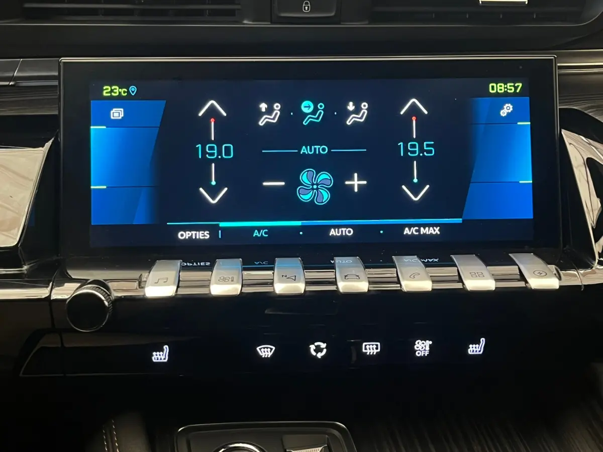 1.6 HYbrid 225 GT Focal | Elek. Achterklep | AGR-Stoelen | Stoelverwarming | LED | Parkeersensoren | Digitaal Dashboard | Achteruitrijcamera | Audio installatie premium | Comfortstoel(en)