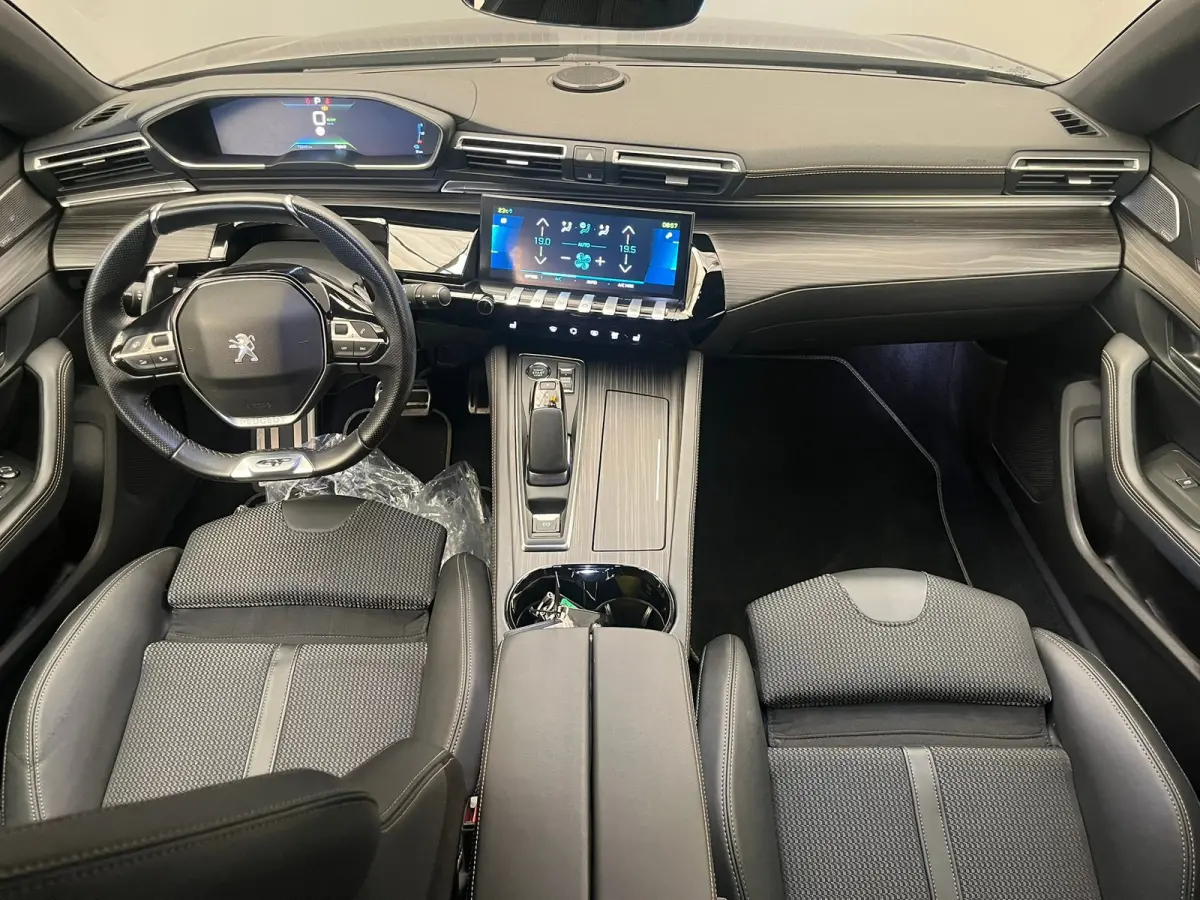 1.6 HYbrid 225 GT Focal | Elek. Achterklep | AGR-Stoelen | Stoelverwarming | LED | Parkeersensoren | Digitaal Dashboard | Achteruitrijcamera | Audio installatie premium | Comfortstoel(en)