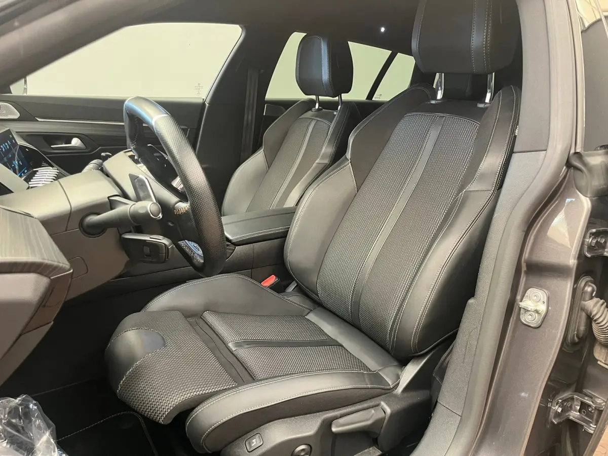 1.6 HYbrid 225 GT Focal | Elek. Achterklep | AGR-Stoelen | Stoelverwarming | LED | Parkeersensoren | Digitaal Dashboard | Achteruitrijcamera | Audio installatie premium | Comfortstoel(en)
