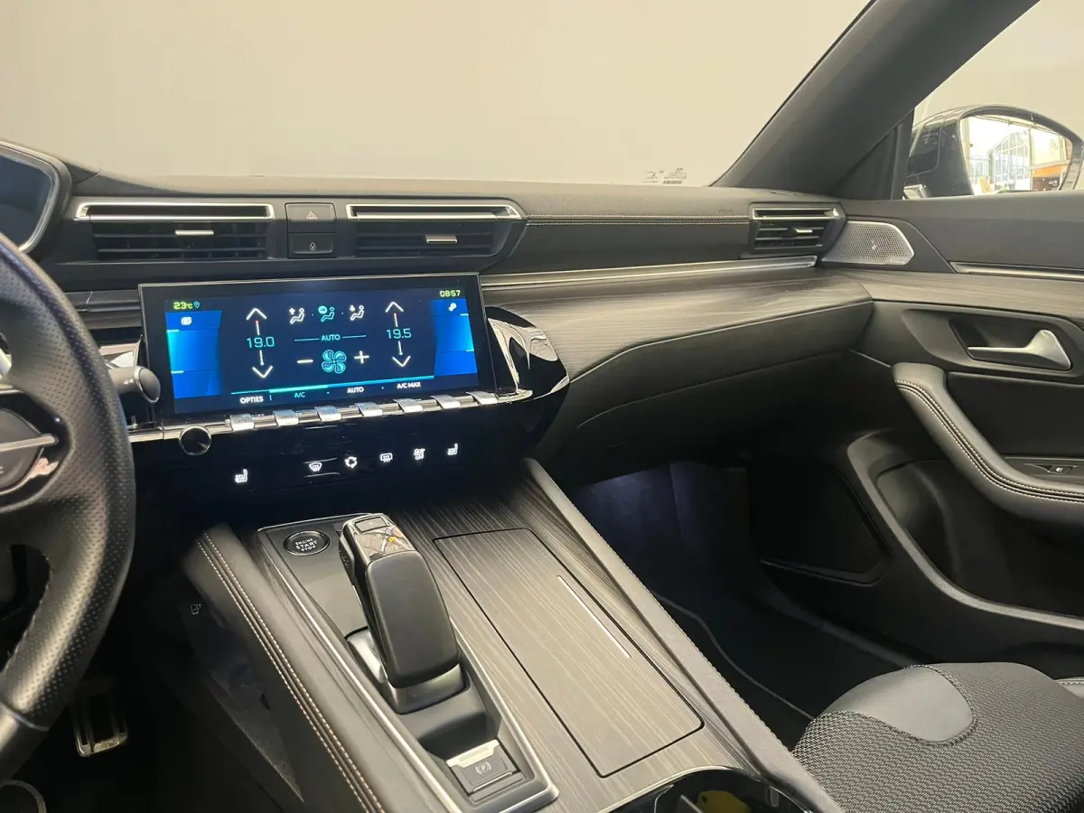1.6 HYbrid 225 GT Focal | Elek. Achterklep | AGR-Stoelen | Stoelverwarming | LED | Parkeersensoren | Digitaal Dashboard | Achteruitrijcamera | Audio installatie premium | Comfortstoel(en)