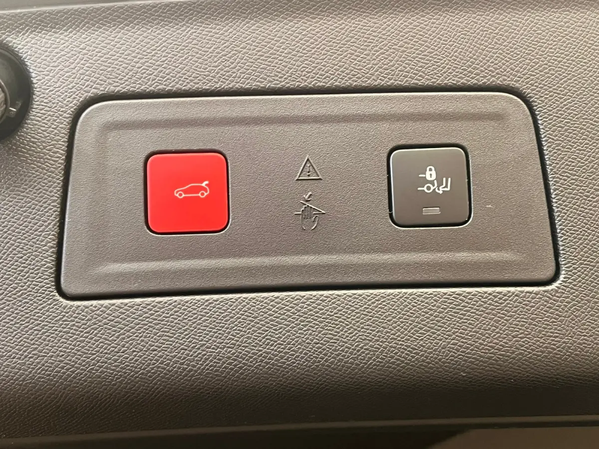 1.6 HYbrid 225 GT Focal | Elek. Achterklep | AGR-Stoelen | Stoelverwarming | LED | Parkeersensoren | Digitaal Dashboard | Achteruitrijcamera | Audio installatie premium | Comfortstoel(en)