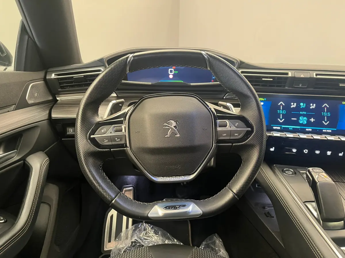 1.6 HYbrid 225 GT Focal | Elek. Achterklep | AGR-Stoelen | Stoelverwarming | LED | Parkeersensoren | Digitaal Dashboard | Achteruitrijcamera | Audio installatie premium | Comfortstoel(en)