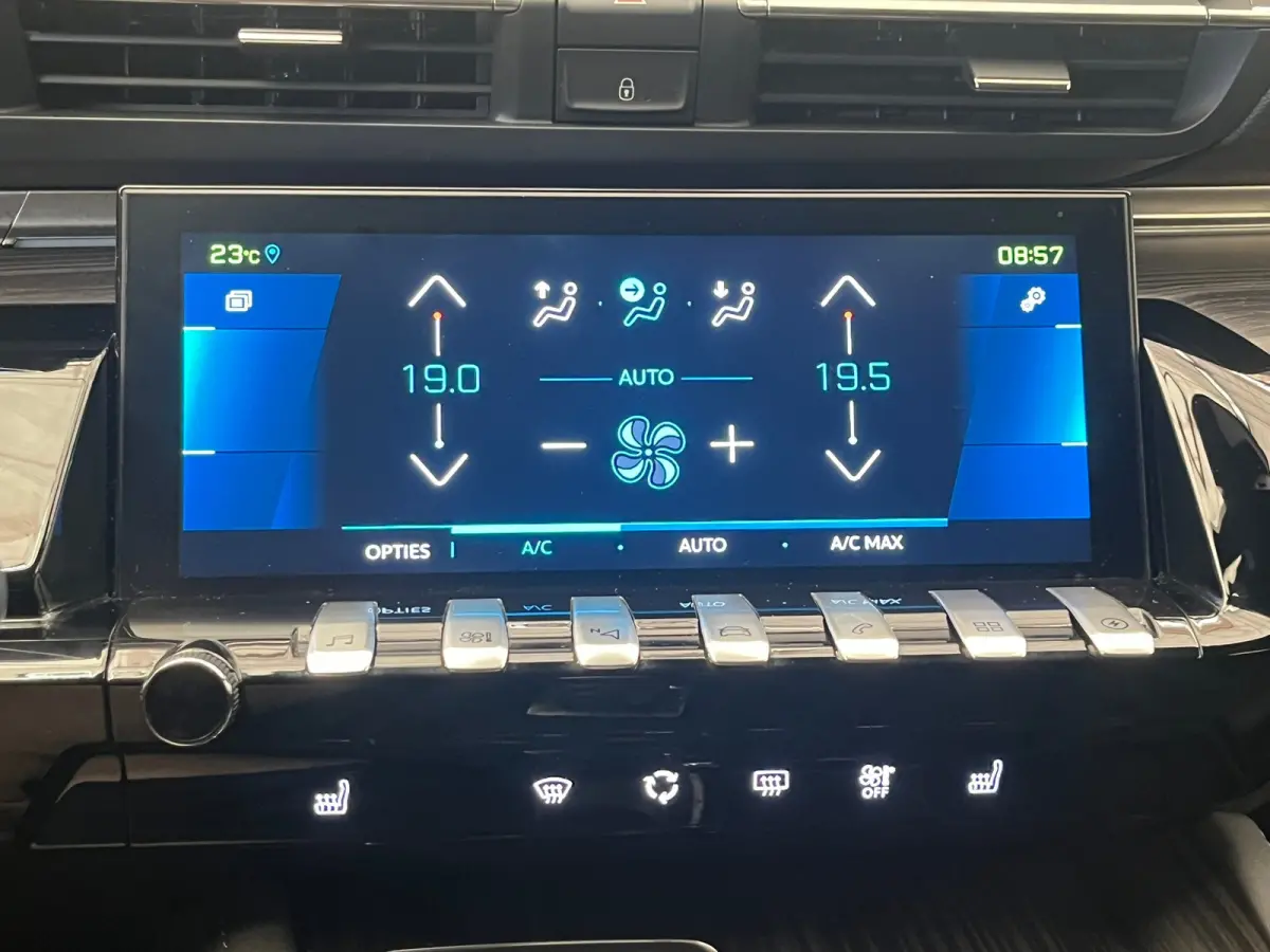 1.6 HYbrid 225 GT Focal | Elek. Achterklep | AGR-Stoelen | Stoelverwarming | LED | Parkeersensoren | Digitaal Dashboard | Achteruitrijcamera | Audio installatie premium | Comfortstoel(en)
