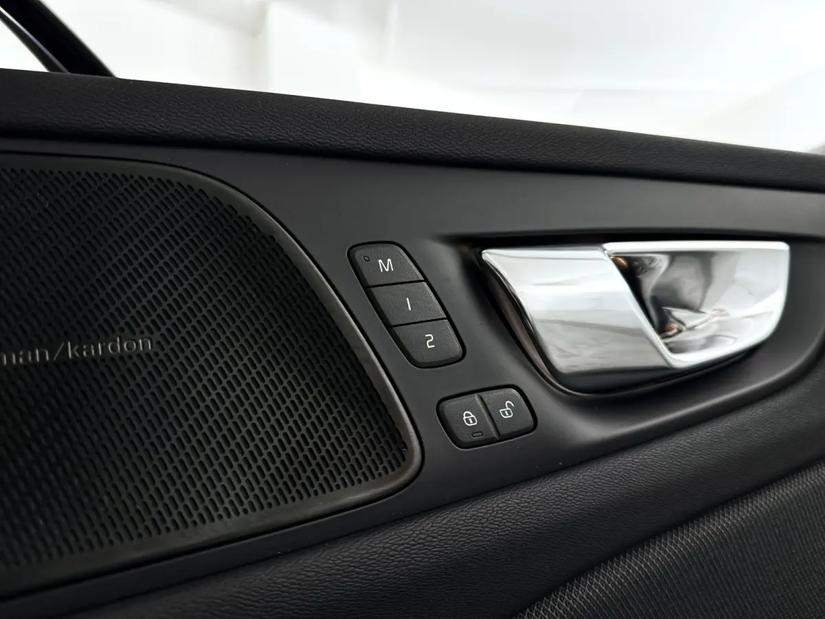 T6 Plug-in hybrid AWD Ultimate Dark | Panoramadak | Parkeercamera | Head-up display | Harman Kardon | Stoel- en Stuurverwarming