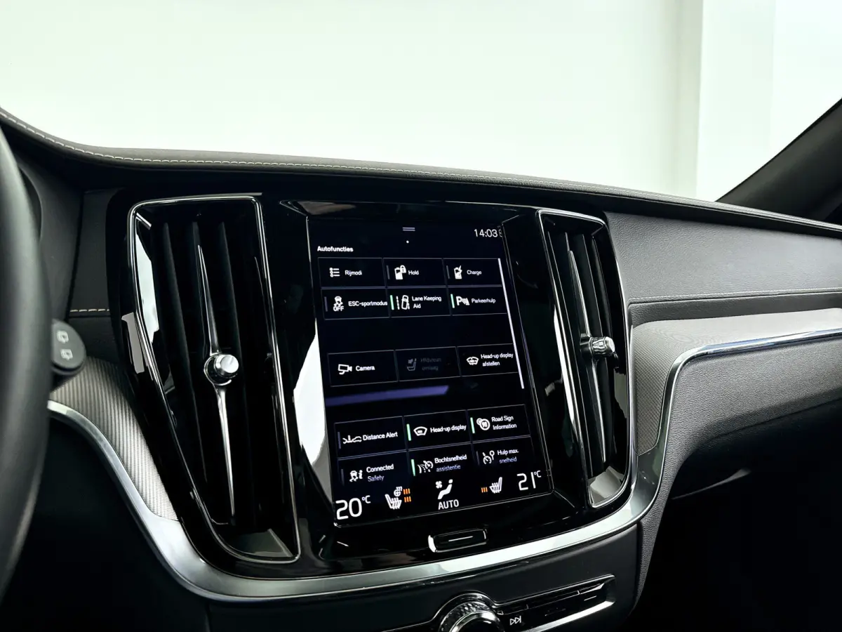 T6 Plug-in hybrid AWD Ultimate Dark | Panoramadak | Parkeercamera | Head-up display | Harman Kardon | Stoel- en Stuurverwarming