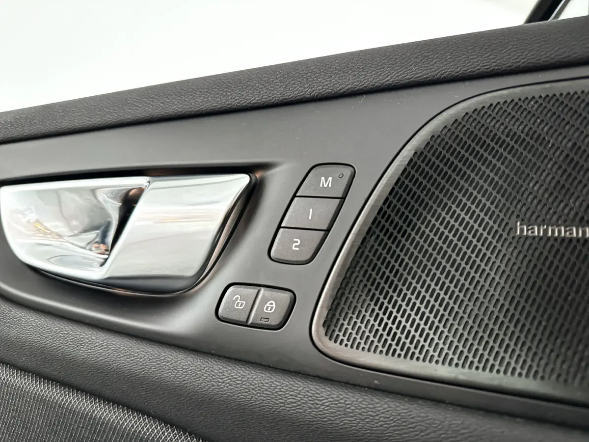 T6 Plug-in hybrid AWD Ultimate Dark | Panoramadak | Parkeercamera | Head-up display | Harman Kardon | Stoel- en Stuurverwarming