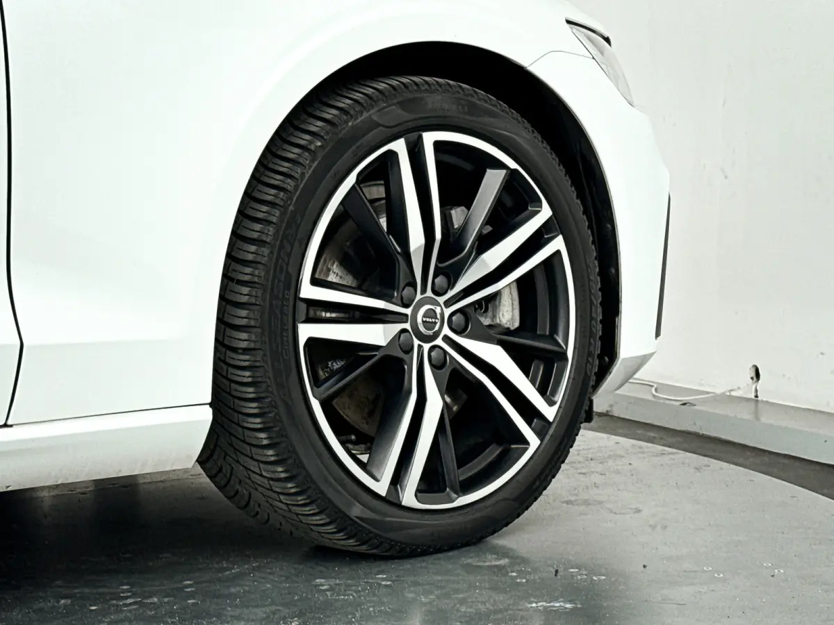 T6 Plug-in hybrid AWD Ultimate Dark | Panoramadak | Parkeercamera | Head-up display | Harman Kardon | Stoel- en Stuurverwarming