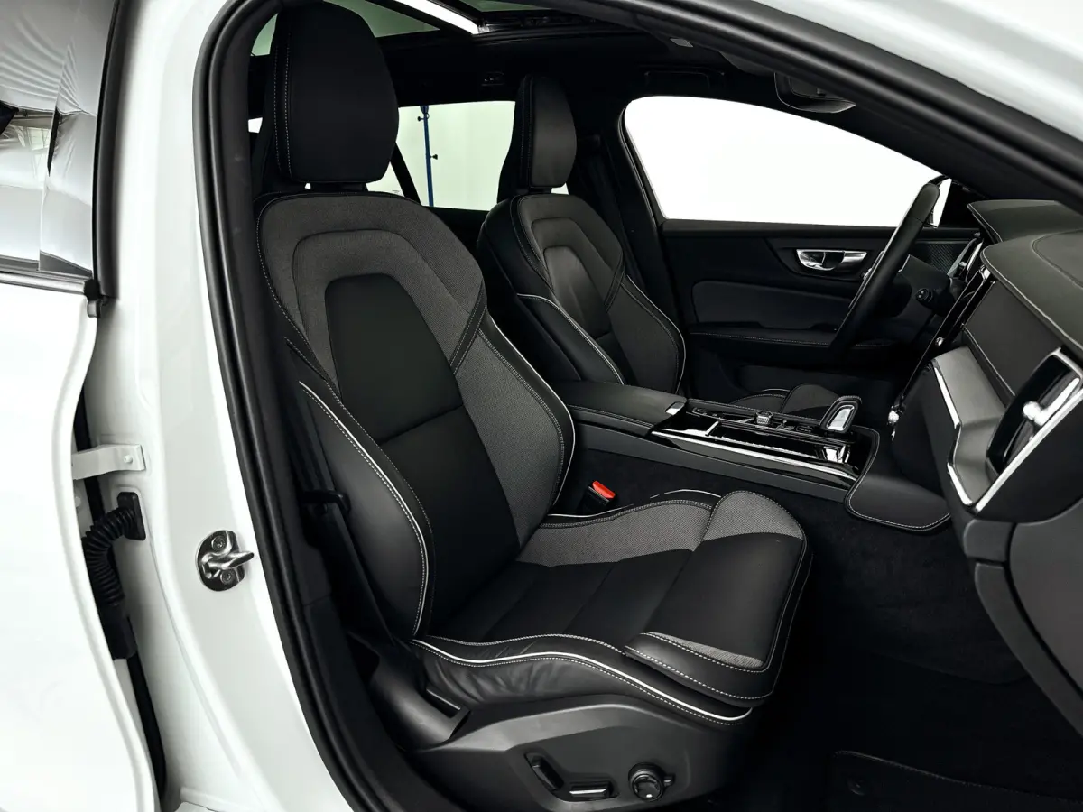 T6 Plug-in hybrid AWD Ultimate Dark | Panoramadak | Parkeercamera | Head-up display | Harman Kardon | Stoel- en Stuurverwarming