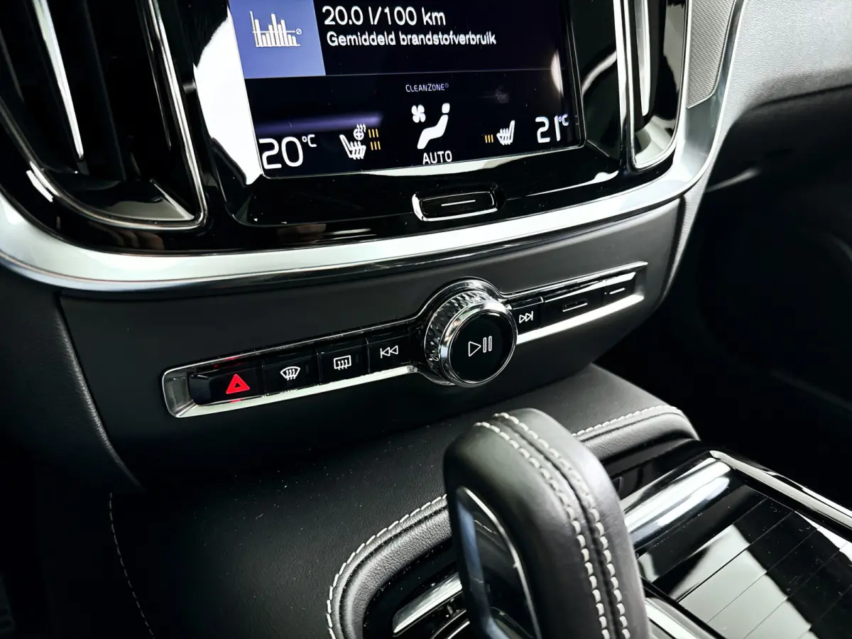 T6 Plug-in hybrid AWD Ultimate Dark | Panoramadak | Parkeercamera | Head-up display | Harman Kardon | Stoel- en Stuurverwarming