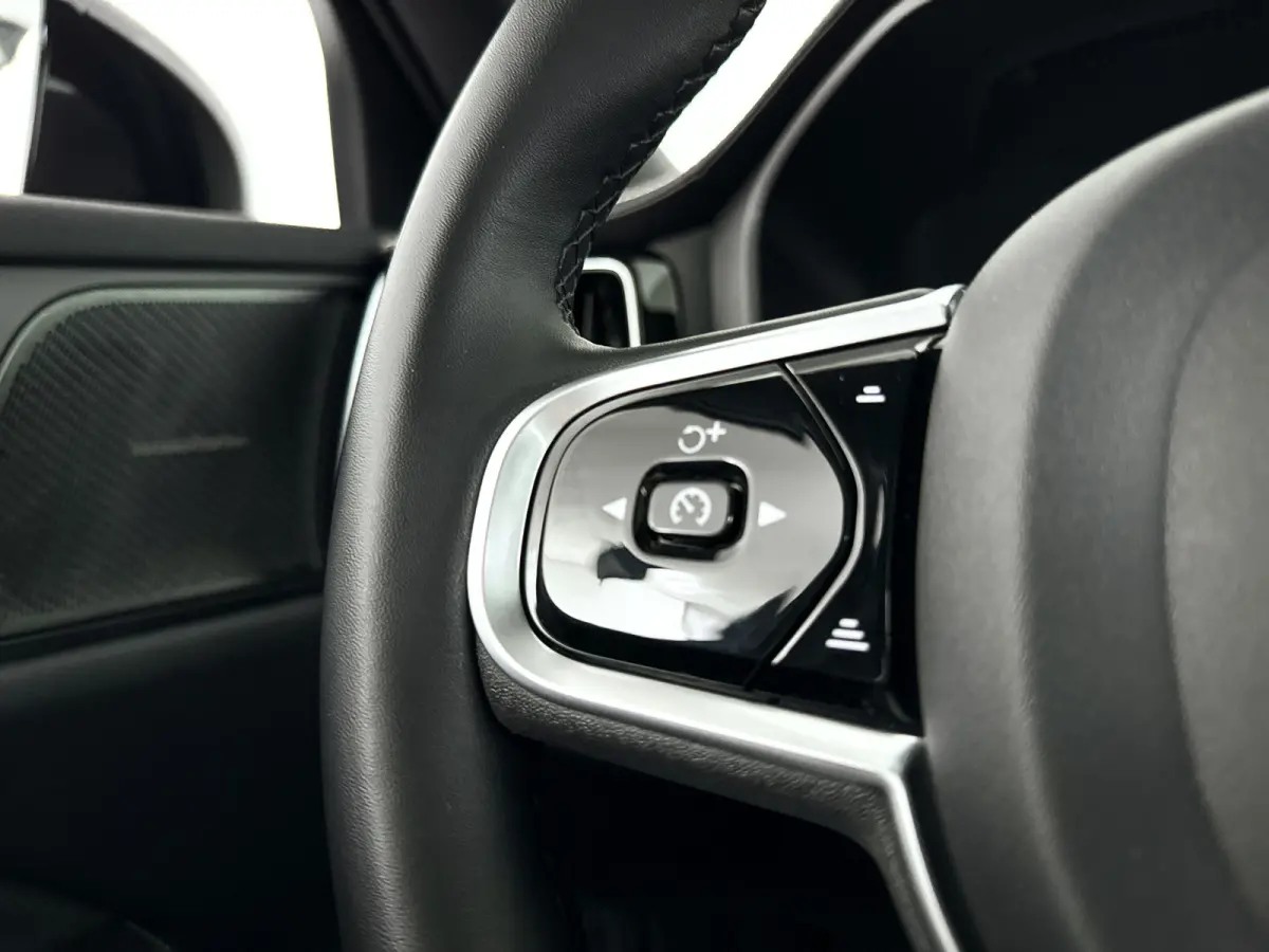 T6 Plug-in hybrid AWD Ultimate Dark | Panoramadak | Parkeercamera | Head-up display | Harman Kardon | Stoel- en Stuurverwarming