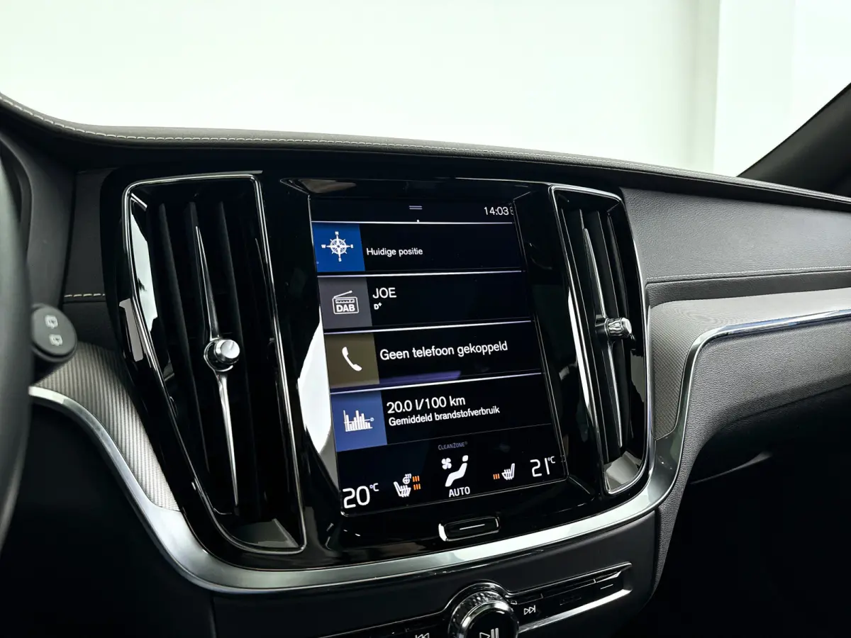 T6 Plug-in hybrid AWD Ultimate Dark | Panoramadak | Parkeercamera | Head-up display | Harman Kardon | Stoel- en Stuurverwarming