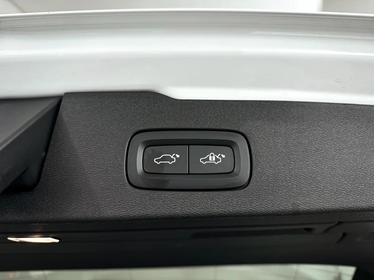 T6 Plug-in hybrid AWD Ultimate Dark | Panoramadak | Parkeercamera | Head-up display | Harman Kardon | Stoel- en Stuurverwarming