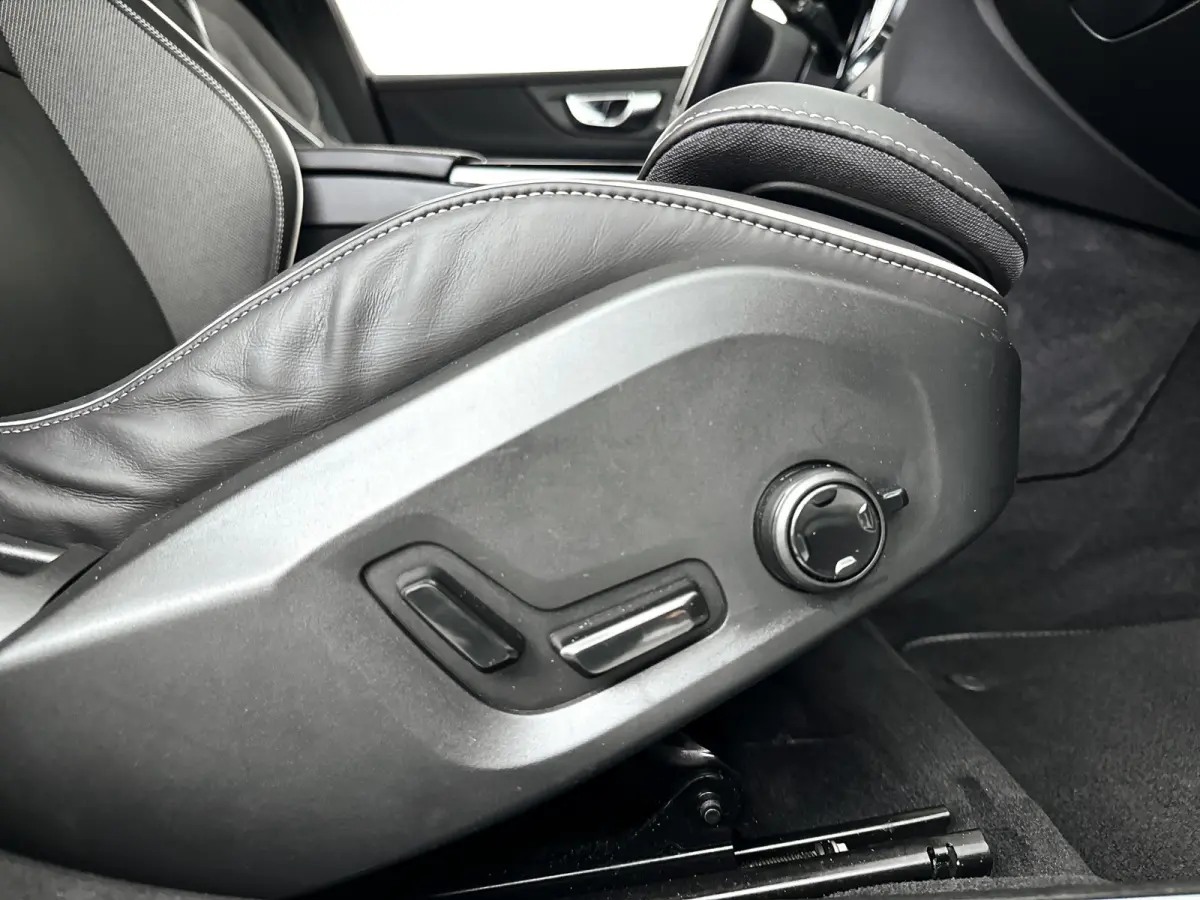 T6 Plug-in hybrid AWD Ultimate Dark | Panoramadak | Parkeercamera | Head-up display | Harman Kardon | Stoel- en Stuurverwarming