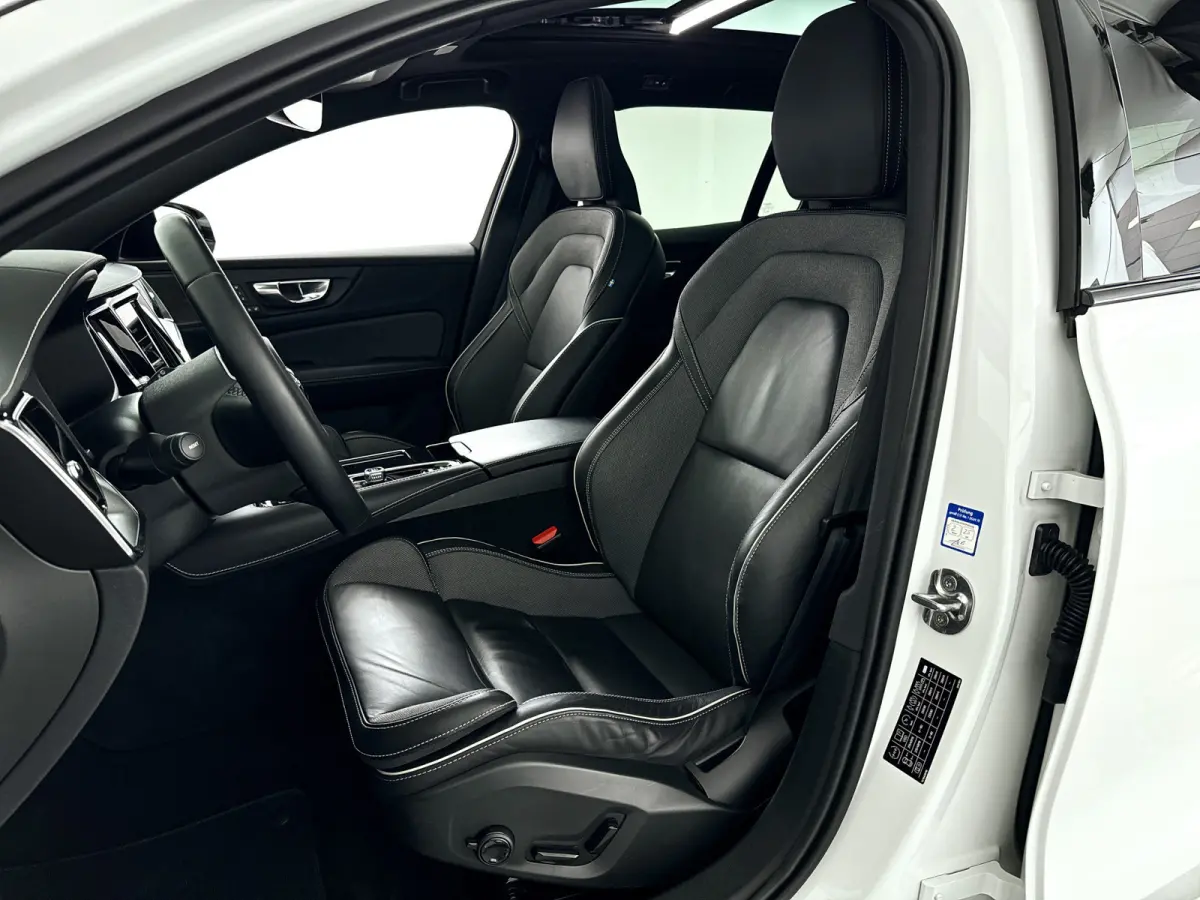 T6 Plug-in hybrid AWD Ultimate Dark | Panoramadak | Parkeercamera | Head-up display | Harman Kardon | Stoel- en Stuurverwarming