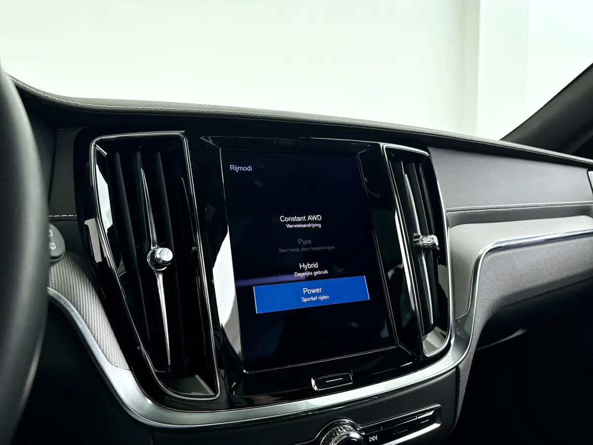 T6 Plug-in hybrid AWD Ultimate Dark | Panoramadak | Parkeercamera | Head-up display | Harman Kardon | Stoel- en Stuurverwarming