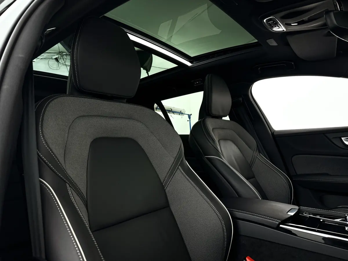 T6 Plug-in hybrid AWD Ultimate Dark | Panoramadak | Parkeercamera | Head-up display | Harman Kardon | Stoel- en Stuurverwarming