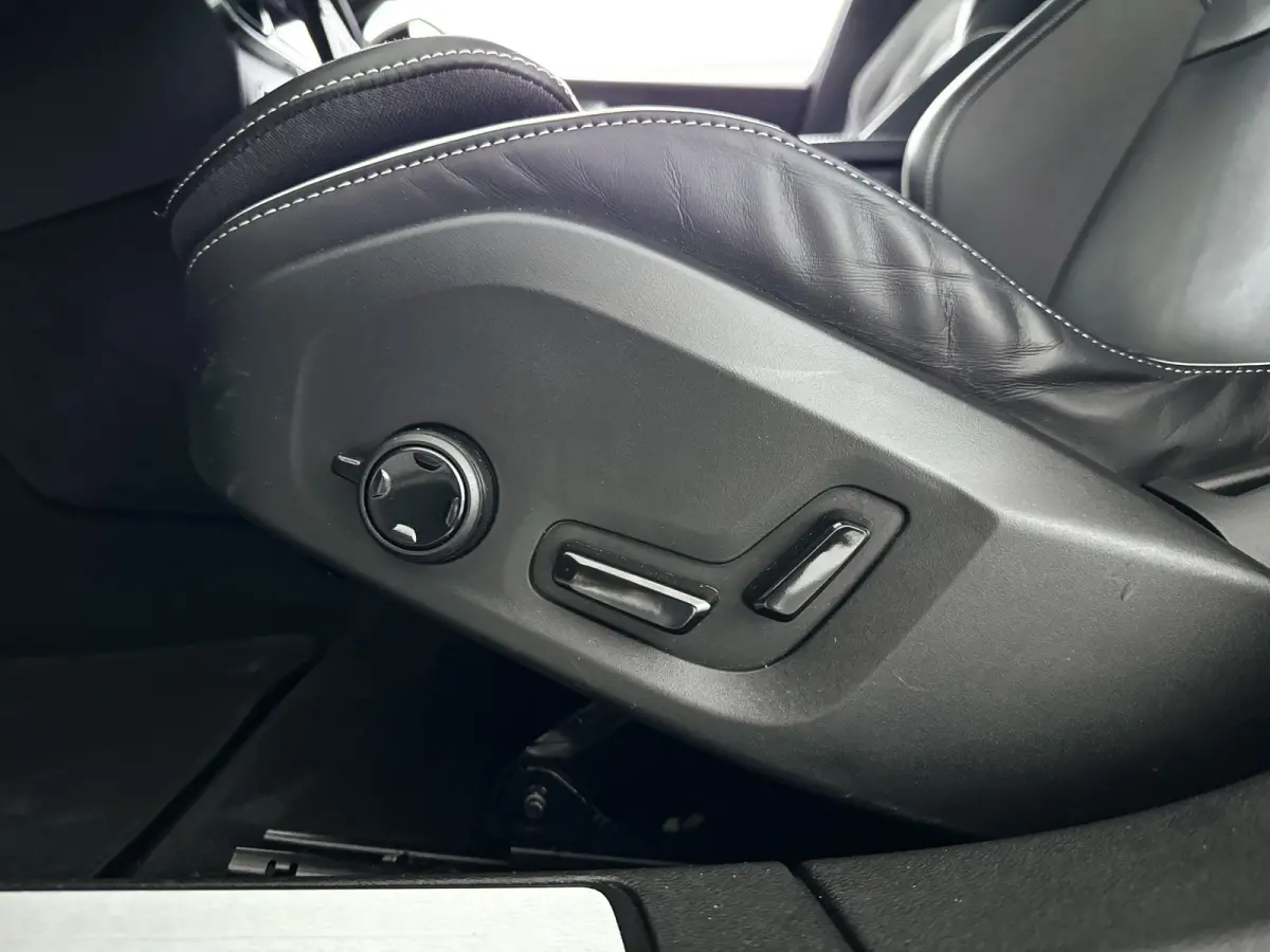T6 Plug-in hybrid AWD Ultimate Dark | Panoramadak | Parkeercamera | Head-up display | Harman Kardon | Stoel- en Stuurverwarming