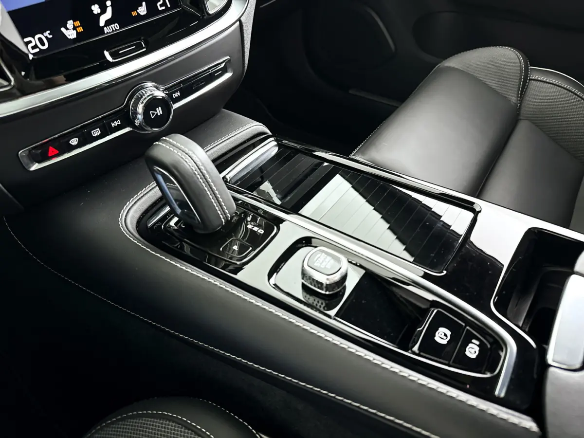 T6 Plug-in hybrid AWD Ultimate Dark | Panoramadak | Parkeercamera | Head-up display | Harman Kardon | Stoel- en Stuurverwarming