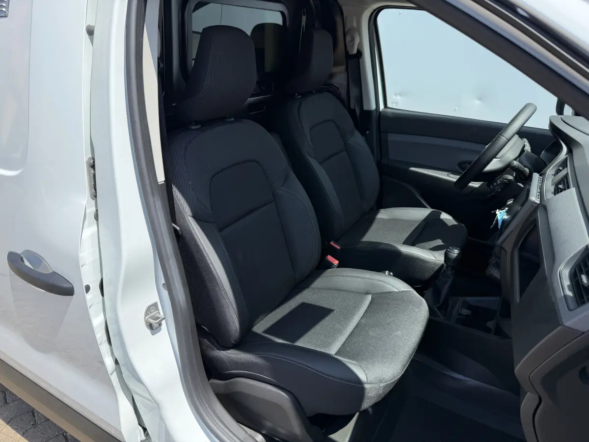 Comfort 1.3 TCe 100PK **Benzine** L1 Airco Navigatie Carplay Cruise Control Parkeersensoren Kastwand Inbouw