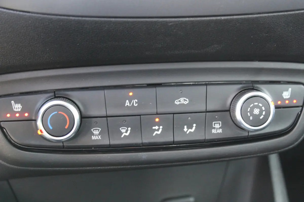 1.2 Turbo Edition l Stuur- en Stoelverwarming l Cruise Contol l Achteruitrijcamera l Airco l Apple carplay/ Android auto