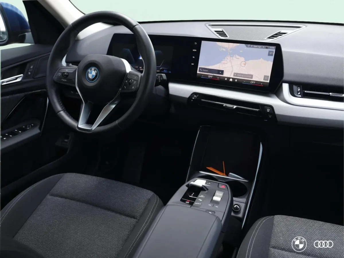 xDrive25e BUSINESS / CAMERA / TREKHAAK / CARPLAY / AMBIENTE / 18"