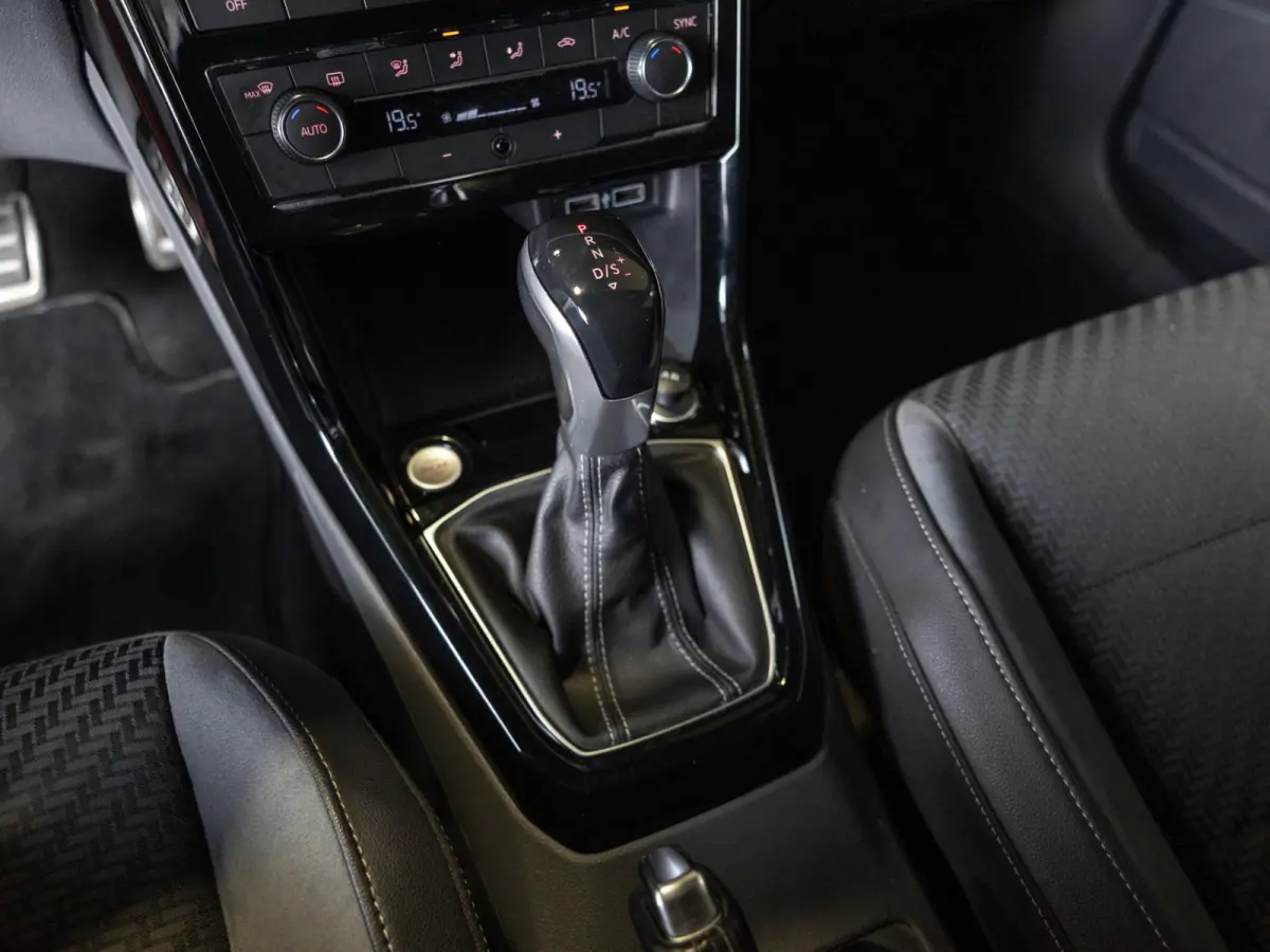 1.0 TSI 2x R-Line / 115pk / Achteruitrij camera / Dodehoek herkenning /