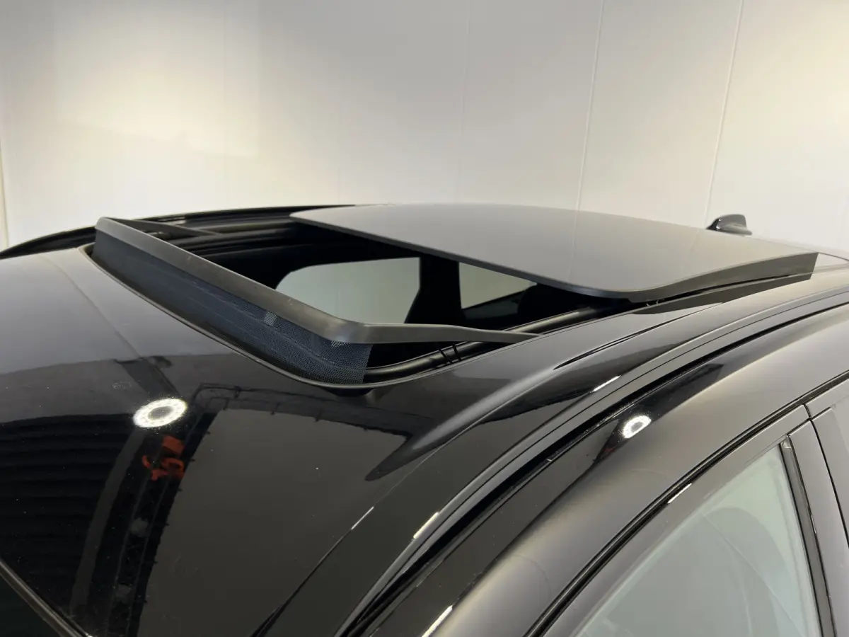 2.0 Recharge T6 AWD R-Design | SOH 93,4% | Navigatie/Android/Apple Carplay | LM Velgen 22" | Voorstoelen Verwarmd | Lederen Bekleding | Cruise Control Adaptief | Airco |