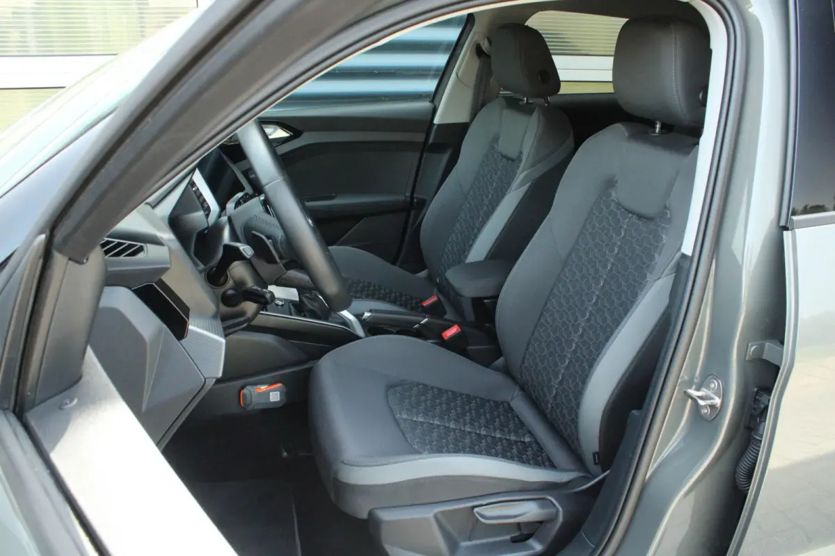 30 TFSI 116pk S-tronic S edition | Achteruitrijcamera | Ambient Verlichting PLUS | Sportstoelen | LED Koplampen | Zwart Optiek Pakket PLUS | Privacy Glas