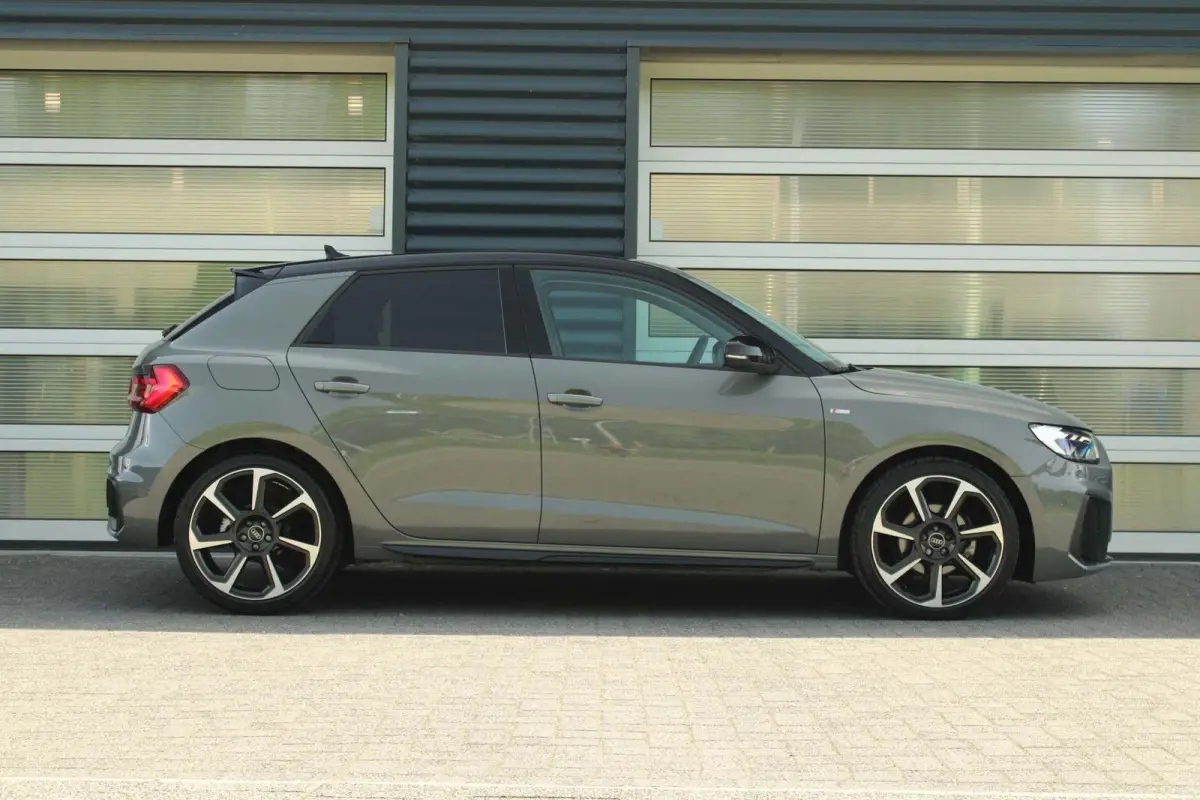 30 TFSI 116pk S-tronic S edition | Achteruitrijcamera | Ambient Verlichting PLUS | Sportstoelen | LED Koplampen | Zwart Optiek Pakket PLUS | Privacy Glas