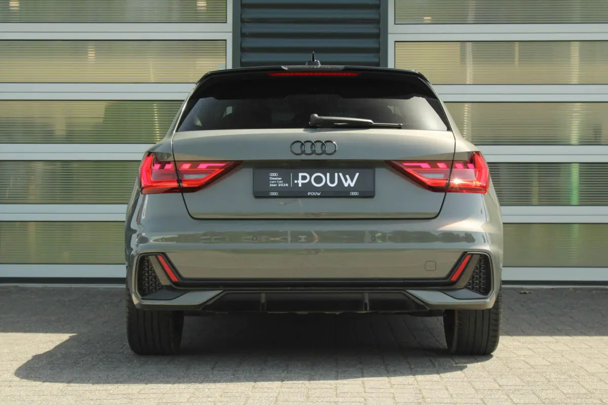 30 TFSI 116pk S-tronic S edition | Achteruitrijcamera | Ambient Verlichting PLUS | Sportstoelen | LED Koplampen | Zwart Optiek Pakket PLUS | Privacy Glas