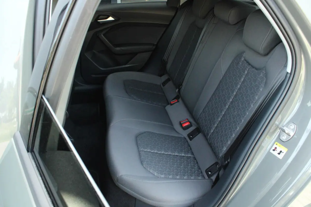 30 TFSI 116pk S-tronic S edition | Achteruitrijcamera | Ambient Verlichting PLUS | Sportstoelen | LED Koplampen | Zwart Optiek Pakket PLUS | Privacy Glas