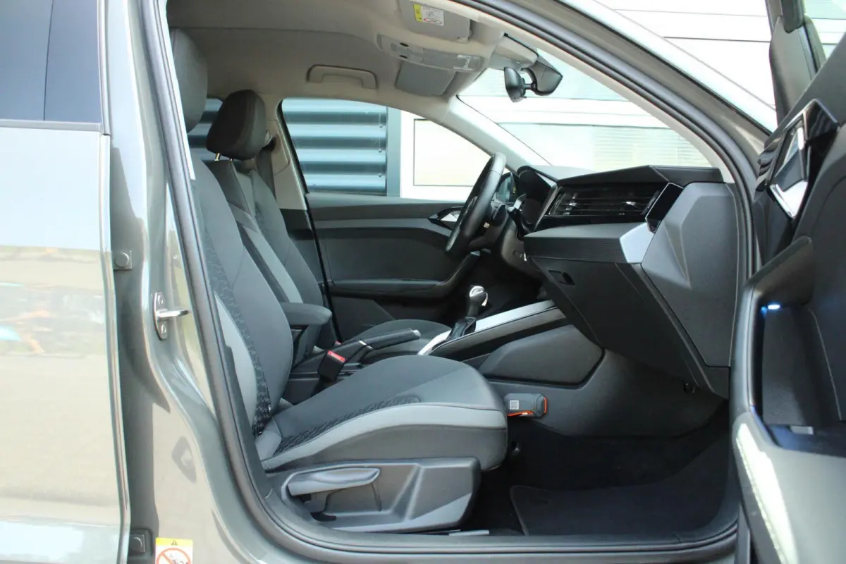 30 TFSI 116pk S-tronic S edition | Achteruitrijcamera | Ambient Verlichting PLUS | Sportstoelen | LED Koplampen | Zwart Optiek Pakket PLUS | Privacy Glas